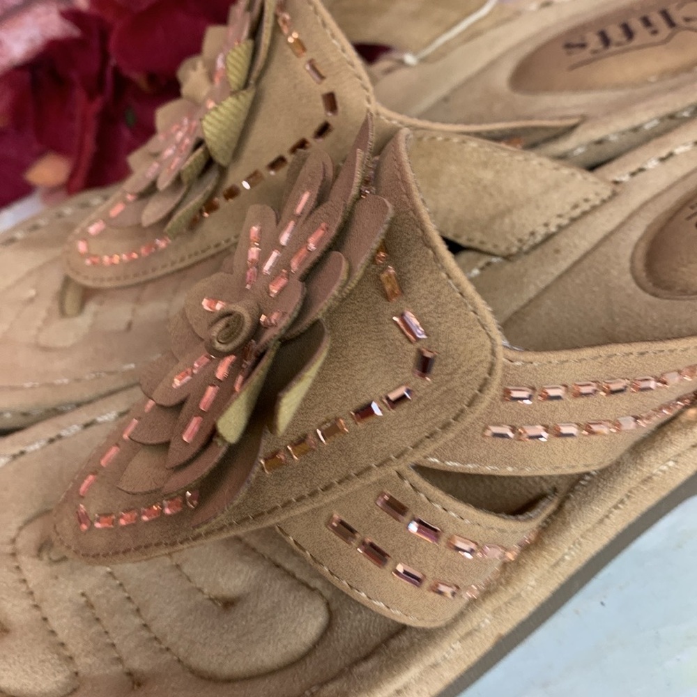 Cliff's by White Mountain Tan and Pink Beaded Floral Cupcake Comfort Wed… - Picture 3 of 13